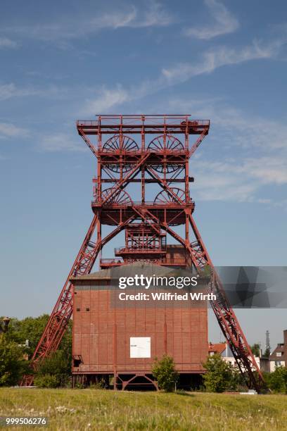 mine head tower, consol park, former zeche consolidation in gelsenkirchen, ruhr district, north rhine-westphalia, germany - mine stockfoto's en -beelden