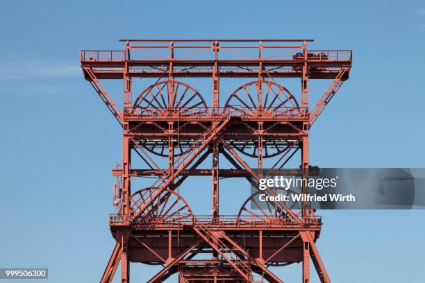 mine head tower, consol park, former zeche consolidation in gelsenkirchen, ruhr district, north rhine-westphalia, germany - mine stockfoto's en -beelden