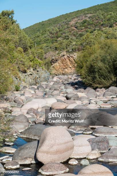 smooth boulders in the fango river, tuarelli, fango valley or vallee du fango, haute-corse, corsica, france - haute corse stock-fotos und bilder