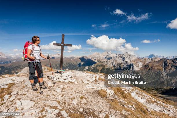 mountaineer during the ascent to cima valacia on the via ferrata f. gadotti in the val san nicolo di fassa, behind the marmolada south wall, dolomites, pozza di fassa trentino province, trentino-alto adige, italy - no alto stock-fotos und bilder