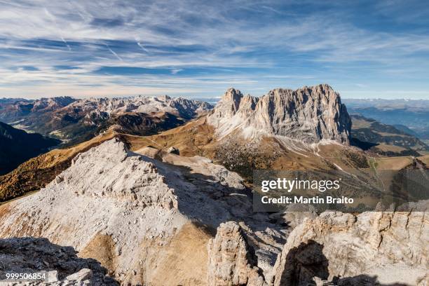 view during the ascent on the piz selva on the poessnecker via ferrata in the sella group at passo sella, sasso lungo and sasso piatto, behind the rosengartengruppe massif, dolomites, val gardena, val gardena, province of south tyrol, italy - lungo fotografías e imágenes de stock