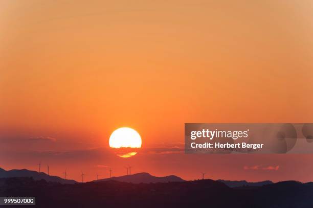 sunset, wind turbines, stazione di enna, sicily, italy - stazione 個照片及圖片檔