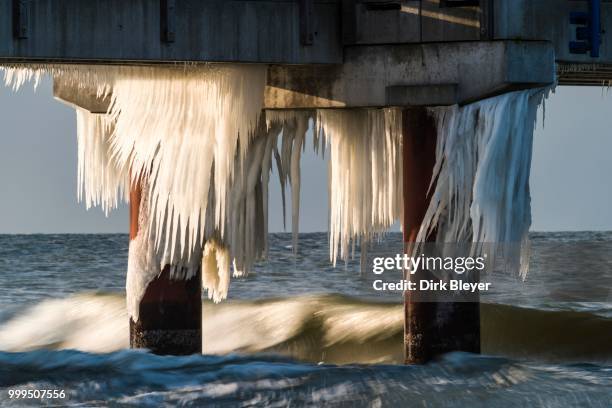 pier, icicles, baltic sea, zingst, fischland-darss-zingst peninsula, mecklenburg-western pomerania, germany - dirk fotografías e imágenes de stock