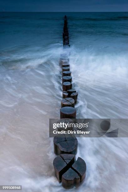 breakwaters or groins, blue hour, baltic sea, zingst fischland-darss-zingst peninsula, mecklenburg-western pomerania, germany - dirk fotografías e imágenes de stock