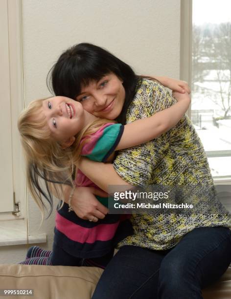 girl, 5 years, with her mother, 35 years, embracing each other - 35 39 years stock-fotos und bilder