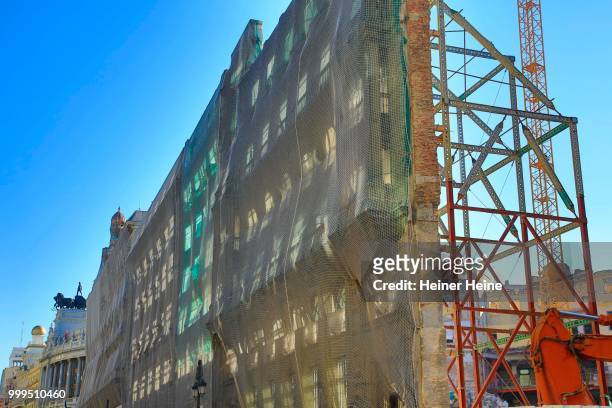 historic facade, new construction, calle de alcala, madrid, spain - calle stock pictures, royalty-free photos & images