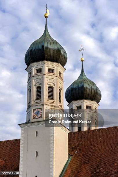 towers of the basilica of st. benedict, benedictine monastery benediktbeuern, benediktbeuern, upper bavaria, bavaria, germany - cupola a cipolla foto e immagini stock