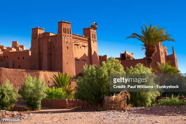 mud buildings of the fortified berber ksar of ait benhaddou, sous-massa-dra, morocco - massa fotografías e imágenes de stock