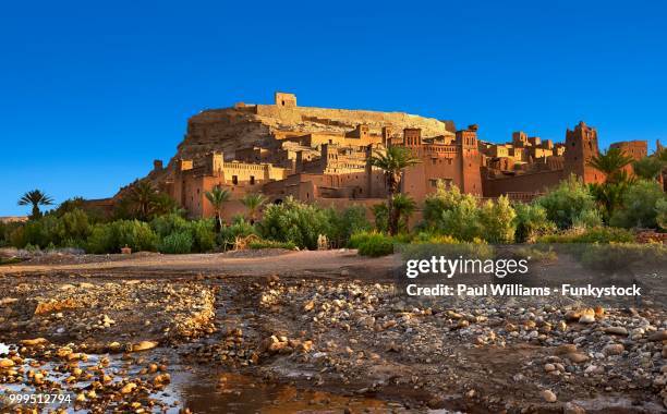 mud buildings of the fortified berber ksar of ait benhaddou, sous-massa-dra, morocco - massa fotografías e imágenes de stock