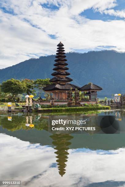pura ulun danu temple on bratan lake, bali, indonesia - bratansee stock-fotos und bilder