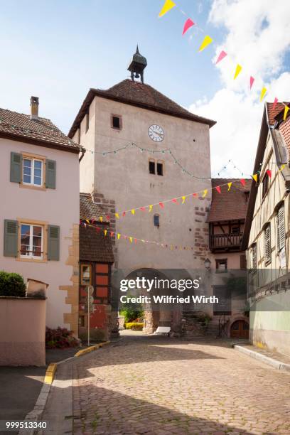 town gate at the place de la cathedrale, turckheim, alsace, france - porta da cidade imagens e fotografias de stock