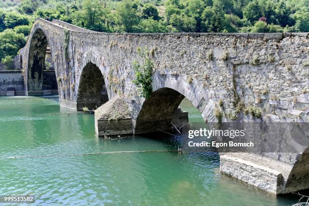 ponte della maddalena, borgo a mozzano, lucca, tuscany, italy - ponte 個照片及圖片檔