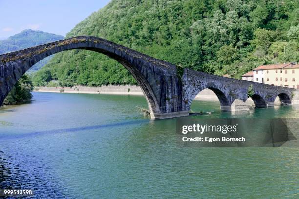 ponte della maddalena, borgo a mozzano, lucca, tuscany, italy - ponte della maddalena fotografías e imágenes de stock
