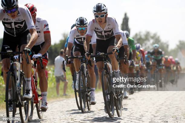 Christopher Froome of Great Britain and Team Sky / Luke Rowe of Great Britain and Team Sky / Geraint Thomas of Great Britain and Team Sky / Warlaing...