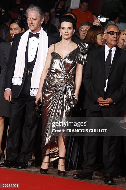 Iranian director Abbas Kiarostami, French actress Juliette Binoche and British actor William Shimell arrive for the screening of "Copie Conforme...