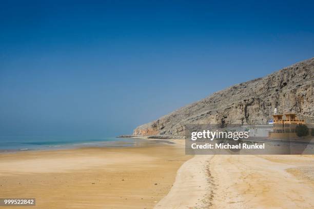 long sandy beach along the khasab coastal road, musandam, oman - arabian peninsula stock pictures, royalty-free photos & images