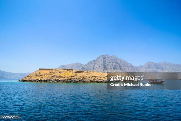 telegraph island, khor ash sham fjord, musandam, oman - arabian peninsula stock-fotos und bilder