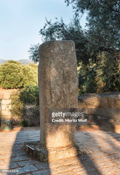 menhirs, megalithic era, filitosa, corsica, france - menhir stock-fotos und bilder