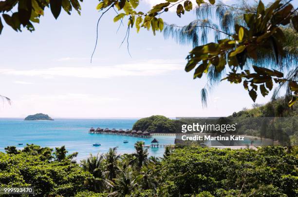 overwater bungalows in the sea, the south seas, malolo island, mamanuca islands, fiji - fiji stockfoto's en -beelden
