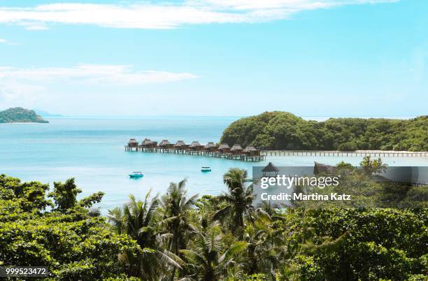 overwater bungalows in the sea, the south seas, malolo island, mamanuca islands, fiji - fiji stockfoto's en -beelden