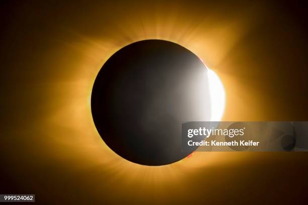 total solar eclipse diamond ring effect - eclipse foto e immagini stock