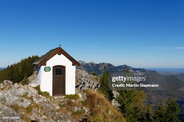 chapel of unsere liebe frau zu audorf on the summit of mt bruennstein, mt wendelstein at the back, mangfall mountains, upper bavaria, bavaria, germany - liebe fotografías e imágenes de stock