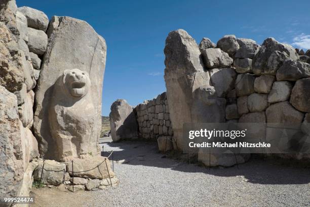 lion gate, ruins of the hittite city of hattusa, near bogazkale, province of corum, turkey - city gate foto e immagini stock