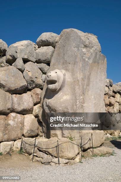 lion gate, ruins of the hittite city of hattusa, near bogazkale, province of corum, turkey - city gate foto e immagini stock