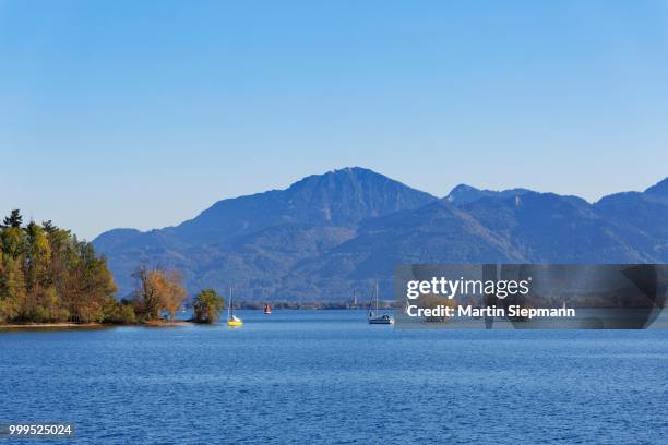 lake chiemsee, left the krautinsel, behind the hochfelln, chiemgau, upper bavaria, bavaria, germany - chiemgau photos et images de collection