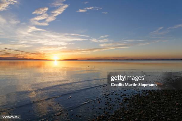 sunset on lake chiemsee in chieming, chiemgau, upper bavaria, bavaria, germany - chiemgau photos et images de collection