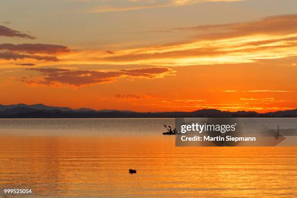 sunset on lake chiemsee in chieming, chiemgau, upper bavaria, bavaria, germany - chiemgau photos et images de collection