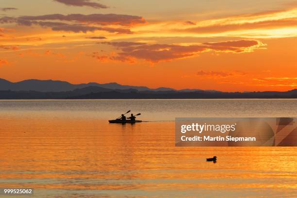 sunset on lake chiemsee in chieming, chiemgau, upper bavaria, bavaria, germany - chiemgau photos et images de collection