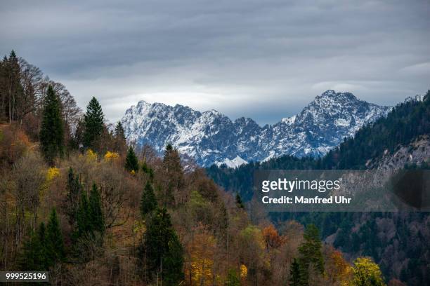 alps view near patnachklamm in autumn - uhr foto e immagini stock