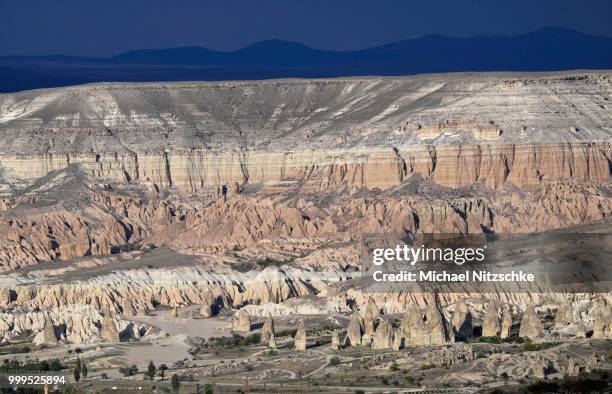 tufa formations, pigeonvalley, guevercinlik, nevsehir province, cappadocia, turkey - tufsteenrots stockfoto's en -beelden