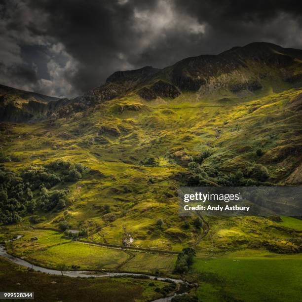 the nant ffrancon valley, snowdonia, north wales - nant ffrancon bildbanksfoton och bilder