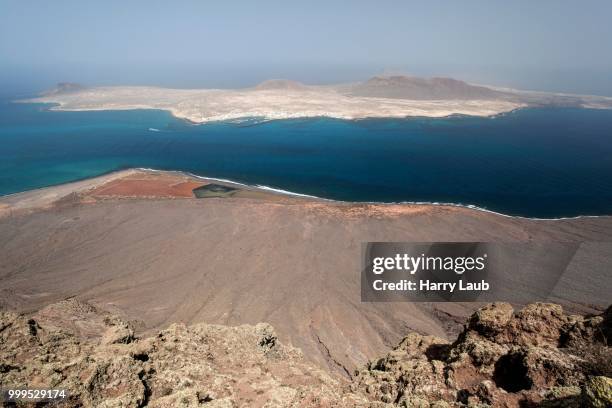 view from mirador del rio on the salinos del rio and isla graciosa, lanzarote, canary islands, spain - isla de lanzarote - fotografias e filmes do acervo