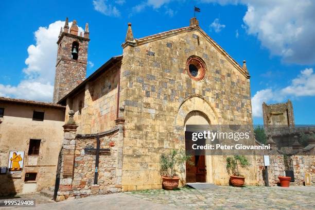 church of santa maria assunta in piazza roma, monteriggioni, province of siena, tuscany, italy - santa maria california imagens e fotografias de stock