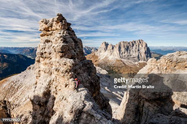 mountaineers during the ascent of the piz selva on the poessnecker vai ferrata in the sella group at sella pass, behind the sasso lungo and sasso piatto, dolomites, val gardena, val gardena, selva di val gardena, province of south tyrol, italy - lungo fotografías e imágenes de stock