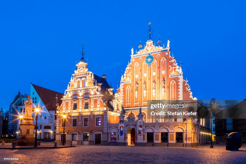 House of the Blackheads in Town Hall Square, historic centre, blue hour, dusk, UNESCO World Heritage Site, Riga, Latvia