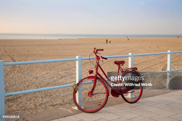 bicycle and sandy beach, scheveningen, the hague, holland, the netherlands - the hague stock-fotos und bilder