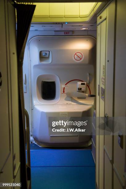 closed aircraft door of a widebody aircraft during flight - commercieel vliegtuig deur stockfoto's en -beelden