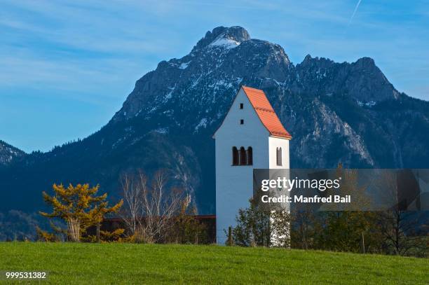 church tower with mt saeuling at the back, hopfen am see quarter of fuessen, bavaria, germany - fassen foto e immagini stock