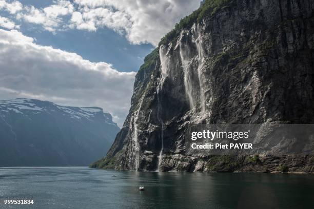 waterfall, geirangerfjord, norway - payer fotografías e imágenes de stock