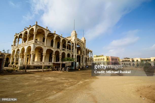 destroyed former banco d'italia building, massawa, eritrea - italia stock pictures, royalty-free photos & images