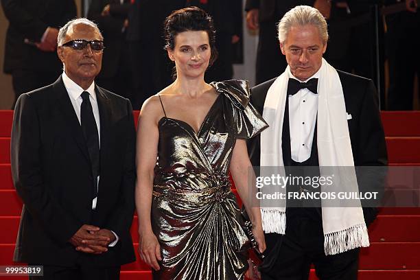 Iranian director Abbas Kiarostami, French actress Juliette Binoche and British actor William Shimell arrive for the screening of "Copie Conforme...