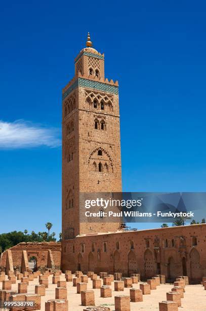 the koutoubia mosque, completed in 1199, with a square berber minaret, marrakech, marrakesh-tensift-el haouz region, morocco - berber stock pictures, royalty-free photos & images