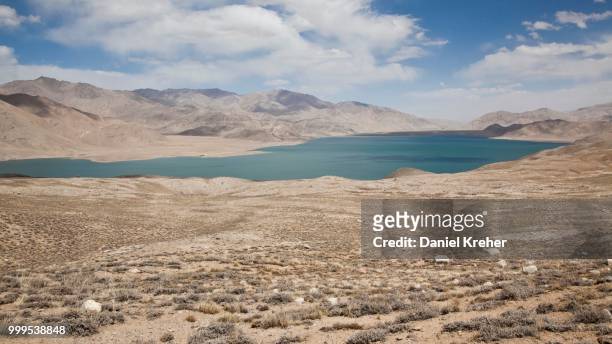 yashilkul lake on the pamir highway, m41, province of gorno-badakhshan, tajikistan - badakhshan fotografías e imágenes de stock