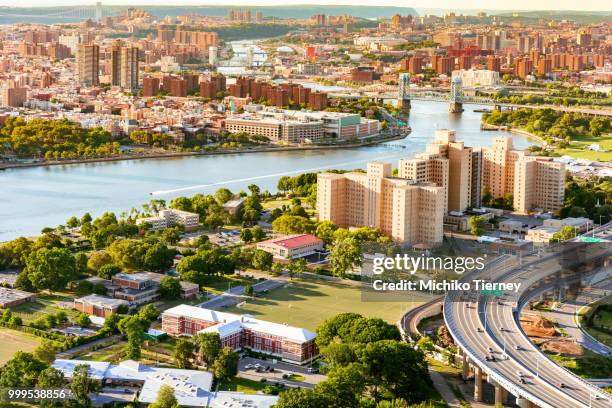 aerial view of the triborough bridge on randall's island in nyc - randall 個照片及圖片檔