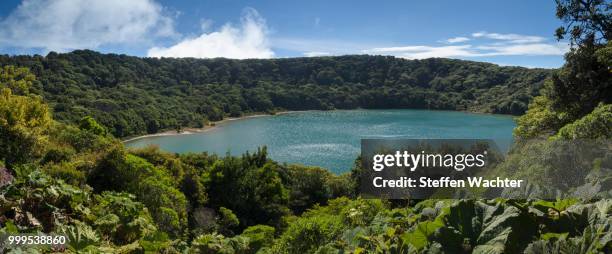 poas volcano, botos lake, crater lake, poas volcano national park, alajuela province, costa rica - alajuela stockfoto's en -beelden