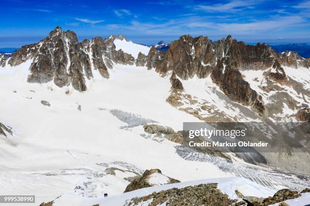 view from the summit of mt grand lui, grande fourche, aiguille dorees, saleina glacier, mont blanc massif, alps, canton of valais, switzerland - or blanc stockfoto's en -beelden